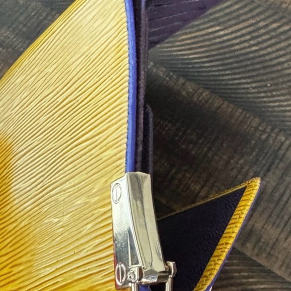 LOUIS VUITTON Epi Leather Yellow Porte Monnaie Billets Cartes Wallet
converted - Picture 10 of 12